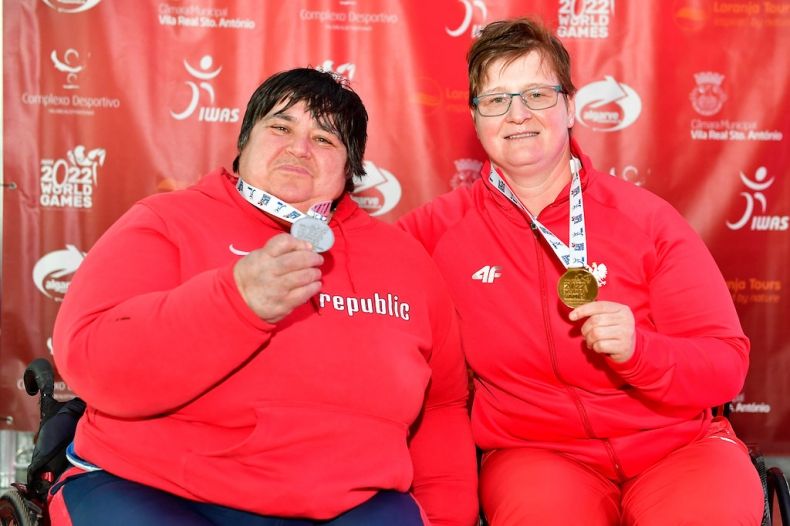 Dwie kobiety na wózkach prezentujące srebrny i złoty medal. Po prawej reprezentantka Polski. 