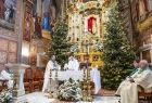 zbliżenie na ołtarz i księży celebrujących Mszę Świętą