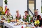 Iwona Gibas i przedstawicielki Kół Gospodyń Wiejskich podczas Spotkania Wielkanocnego w Wolbromiu