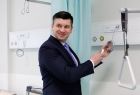 Wicemarszałek Łukasz Smółka ogląda wyposażenie sali szpitalnej.
