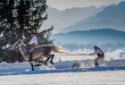 Zima w Bukowinie Tatrzańskiej, góral jadący na koniu 