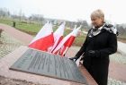 Iwona Gibas przy pomniku Witolda Pileckiego