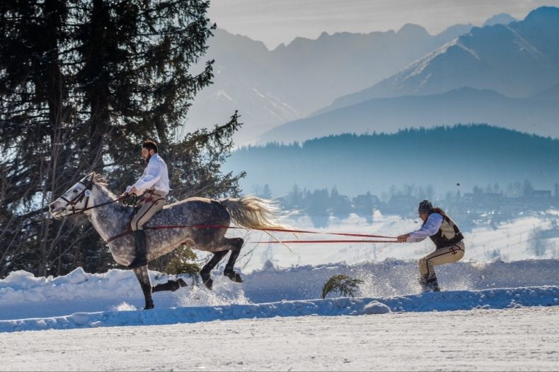 Zima w Bukowinie Tatrzańskiej, góral jadący na koniu 