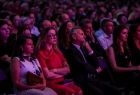 Radny województwa Rafał Stuglik podziwiający występy artystów