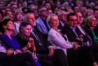 Iwona Gibas z Zarządu Województwa Małopolskiego oraz prof. Jan Tadeusz Duda, przewodniczący Sejmiku Województwa Małopolskiego, zasiadający na widowni podczas spektaklu Bona Sforza