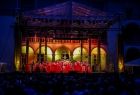 Opera, artyści i widzowie na dziedzińcu Zamku Królewskiego na Wawelu