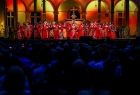 Opera, artyści i widzowie na dziedzińcu Zamku Królewskiego na Wawelu