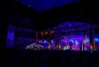 Oświetlona scena i mrok spowijający widownię. Opera Bona Sforza odbywająca się w niedzielny wieczór na dziedzińcu Zamku Królewskiego na Wawelu