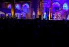 Oświetlona scena i mrok spowijający widownię. Opera Bona Sforza odbywająca się w niedzielny wieczór na dziedzińcu Zamku Królewskiego na Wawelu