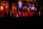Oświetlona scena i mrok spowijający widownię. Opera Bona Sforza odbywająca się w niedzielny wieczór na dziedzińcu arkadowym Zamku Królewskiego na Wawelu