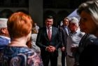 Marszałek Łukasz Smółka podczas rozmowy z radnymi województwa 