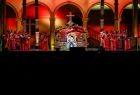 Rozświetlona scena oraz artyści biorący udział w operze Bona Sforza, wyjątkowym spektaklu na dziedzińcu arkadowym Zamku Królewskiego na Wawelu