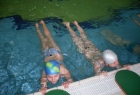 Na zdjęciu basen i osoby pływające.