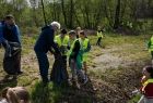 Uczestnicy akcji sprzątają las