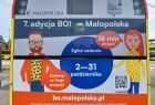 Grafika promująca BO Małopolska umieszczona na autobusie komunikacji miejskiej