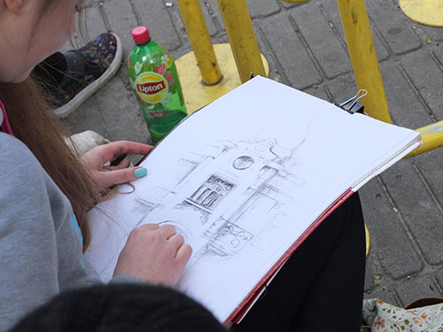 Zbliżenie ręcznie naszkicowanego rysunku przedstawiającego front kościoła