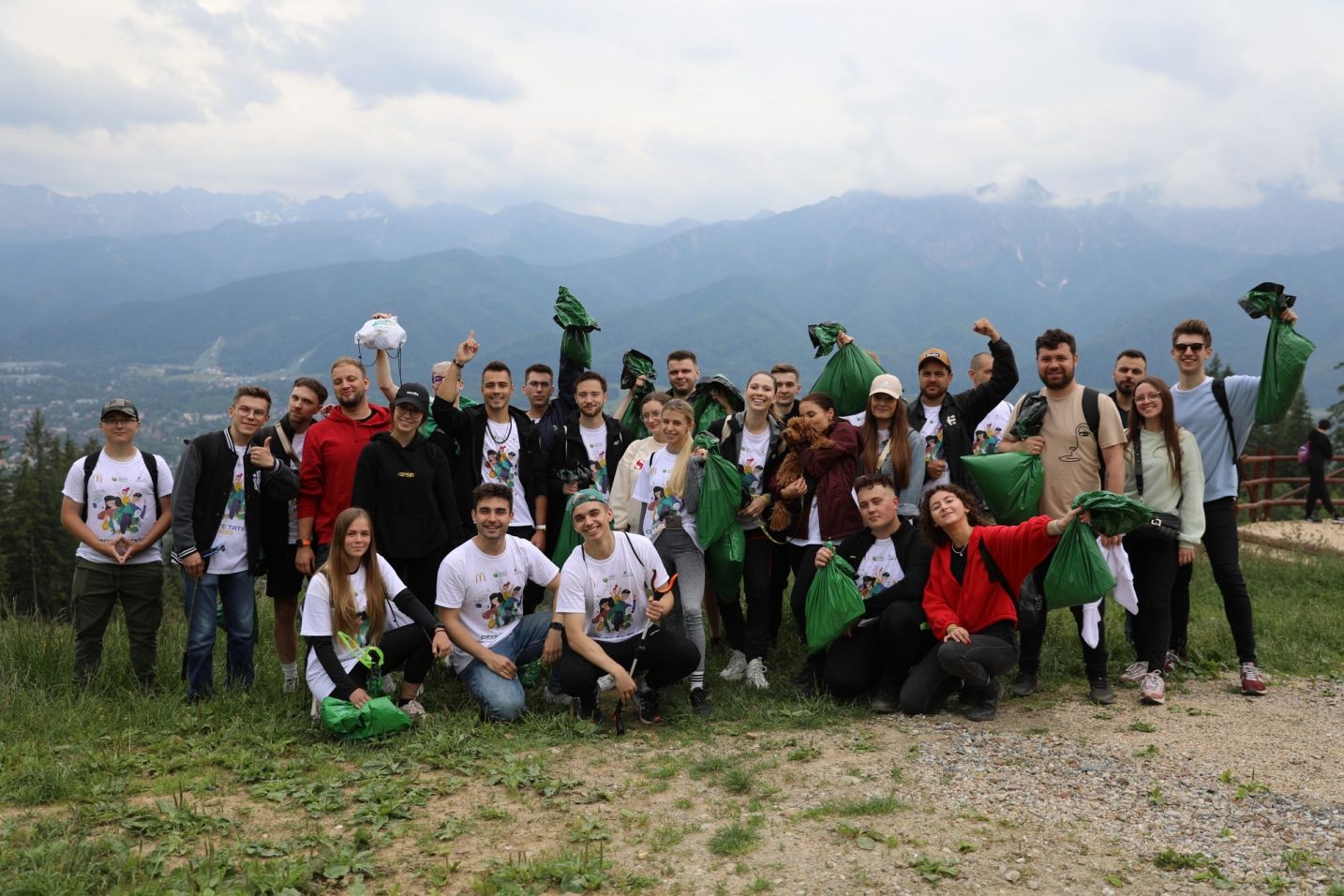 Grupa wolontariuszy, którzy wyruszyli sprzątać szlaki Tatrzańskiego Parku Narodowego