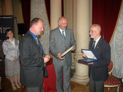 zdjęcie przedstawia laureatów Nagrody Amicus Hominum z 2006 roku