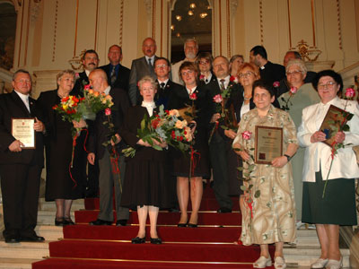 zdjęcie przedstawia laureatów Nagrody Amicus Hominum z 2006 roku