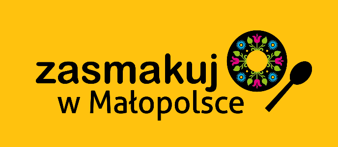 Na żółtym tle napis Zasmakuj w Małopolsce i czarny talerz z kolorowymi kwiatami na obwodzie. Obok czarna łyżka.