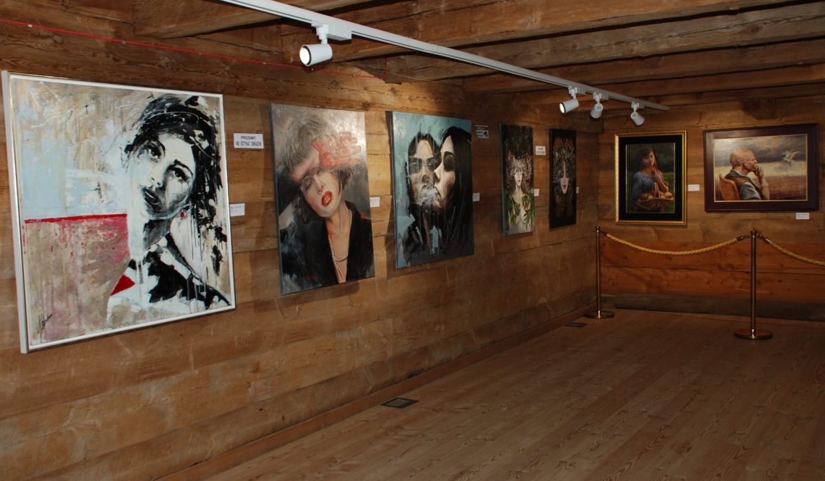 Zdjęcie pokazujące wystawę Zatrzymane w obrazie, zorganizowaną przez skansen w Wygiełzowie