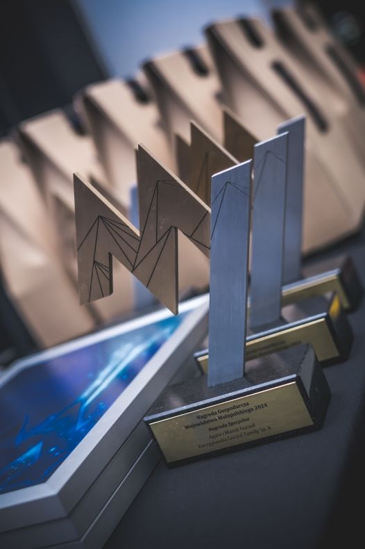 STATUETKA, NAGRODA GOSPODARCZA WOJEWÓDZTWA MAŁOPOLSKIEGO