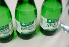 Szklane, zielone butelki z wodami leczniczymi.