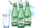 Zielone butelki z wodami leczniczymi.