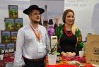 Zdjęcie z Targów HORECA/GASTROFOOD, stoisko firmy Tłocznia Maurer z kobietą i mężczyzną z Łącka, reprezentantami firmy