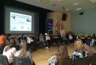 Młodziez siedzi na krzesłach ustawionych w koło