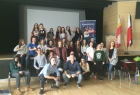 Grupa młodych ludzi stoi ustawiona do grupowego zdjecia