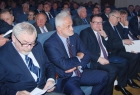 pięciu mężczyzn siedzi w fotelach, każdy jest ubrany w garnitur, koszulę i krawat