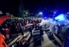 Na zdjęciu ludzie na zewnątrz. jest ciemno