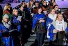 Chór śpiewa, jest ciemno, na zewnątrz