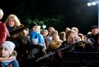 Na zdjęciu ludzie na zewnątrz. jest ciemno