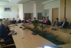 Członkowie Małopolskiej Rady Zdrowia Psychicznego siedzą przy stole