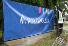 niebieski baner z białym napisem Małopolska