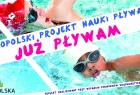 Kolorowy baner z dziećmi pływającymi w basenie i nazwą projektu "Już pływam"
