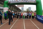 na linii startowej stadionu lekkoatletycznego stoi w rzędzie kilkunaścioro dzieci
