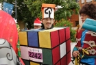 mężczyzna ma na sobie kwadratową, sześciokolorową kostkę Rubika