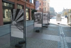 Fotografia ukazuje wystawę plenerową we Wrocławiu na ulicy Świdnickiej