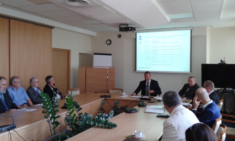 zdjęcie przedstawiające zebranych na posiedzeniu Małopolskiej Rady ds. Społeczeństwa informacyjnego