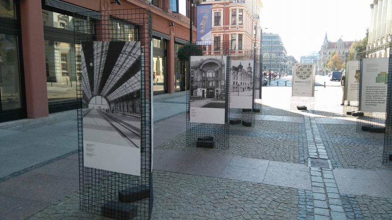 Fotografia ukazuje wystawę plenerową we Wrocławiu na ulicy Świdnickiej