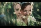 Kadr z filmu, dwie kobiety patrzą w dal