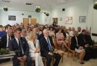 Grupa osób siedząca na krzesłach na sali. Pierwszy z prawej radny Adam Kwaśniak.