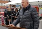 Radny Stanisław Pasoń stoi przy mównicy.