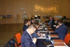 Grupa osób siedzących przy stole, po prawej stronie przy końcu stołu członek zarządu województwa Leszek Zegzda z mikrofonem.