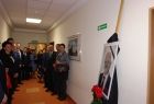 Radni województwa stoją w korytarzu obok przepasanego czarnym kirem portretu Kazimierza Czekaja.