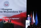 Jerzy Buzek stoi przy mównicy. W tle na ekranie napis I Kongres Sejmików Województw RP.