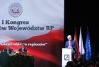 Jerzy Buzek stoi przy mównicy. W tle na ekranie napis I Kongres Sejmików Województw RP.